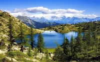 Lac glaciaire serein entouré de montagnes majestueuses et d'une nature luxuriante.