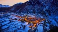 Benasque: Un Pueblo Español Cubierto de Nieve en los Pirineos por la Noche