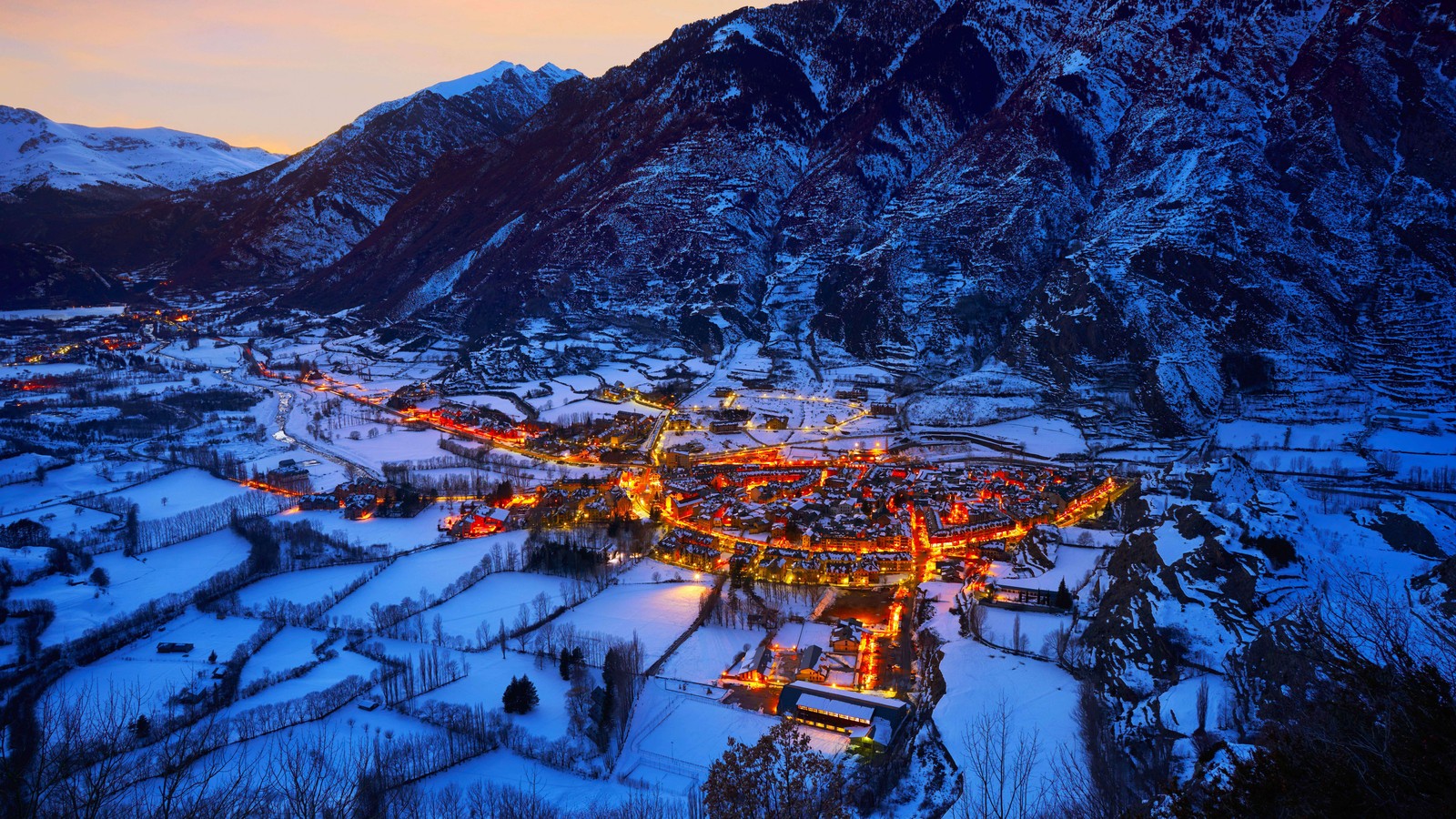 Une vue d'un village dans les montagnes au crépuscule (spanish village, benasque, ville, hiver, pyrénées)