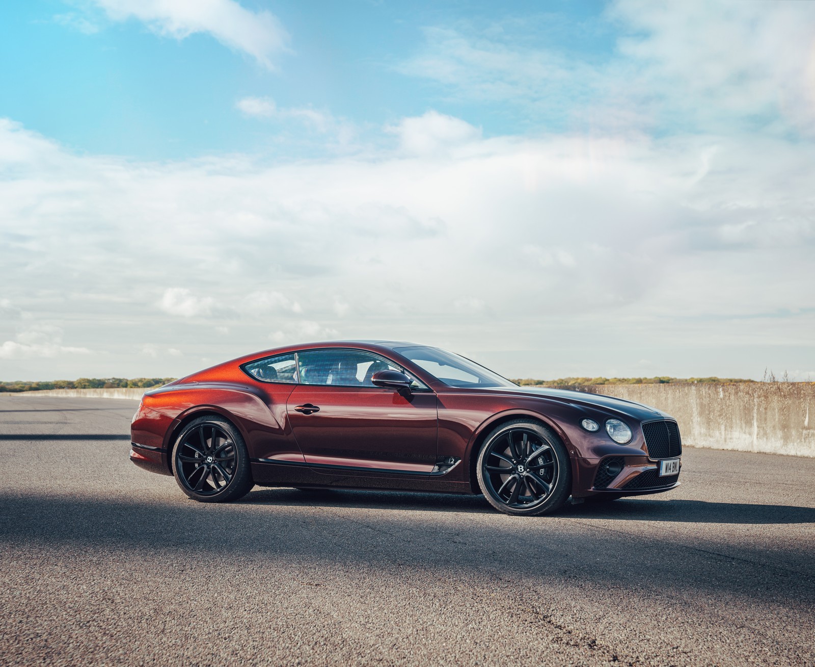 Um close-up de um carro bentley vermelho na estrada (bentley continental gt, 5k, carros, papel de parede 4k)