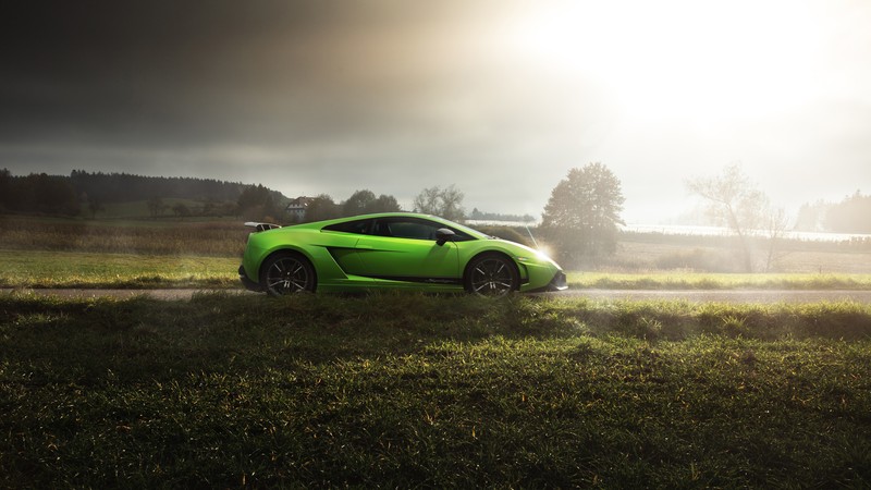 Зеленая ламба, едущая по дороге на солнце (lamborghini gallardo, ламборгини эсток, lamborghini estoque, lamborghini, lamborghini aventador)