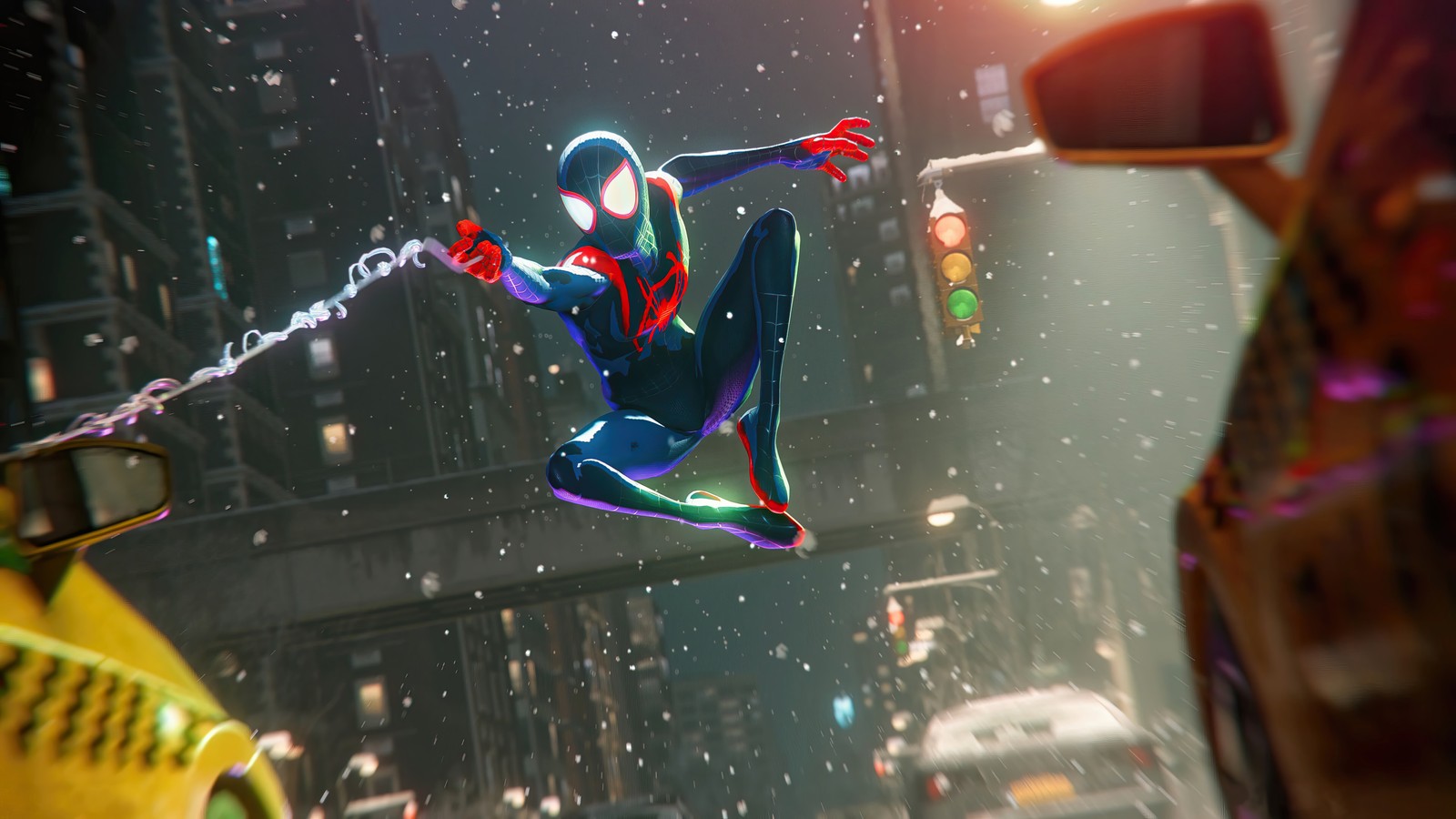 Spider-man en costume suspendu dans les airs au-dessus d'une ville (marvels spider man miles morales, insomniac, playstation 5, jeu vidéo, dans le costume de lunivers spider)