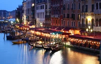 Sérénité du soir au Grand Canal : Gondoles et réflexions près du Pont du Rialto