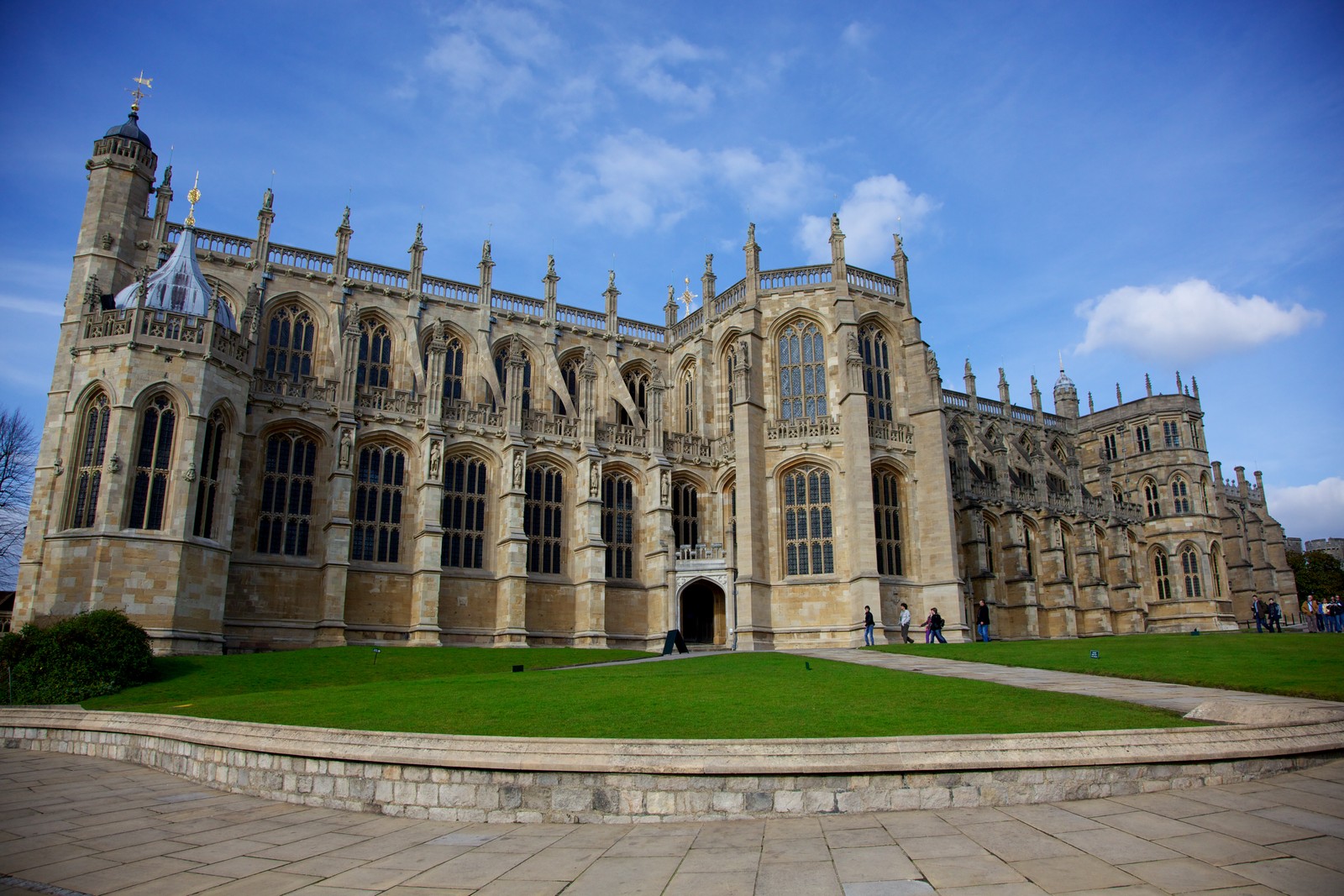 Восточный вид большого здания с газоном перед ним (замок виндзор, windsor castle, здание, достопримечательность, средневековая архитектура)