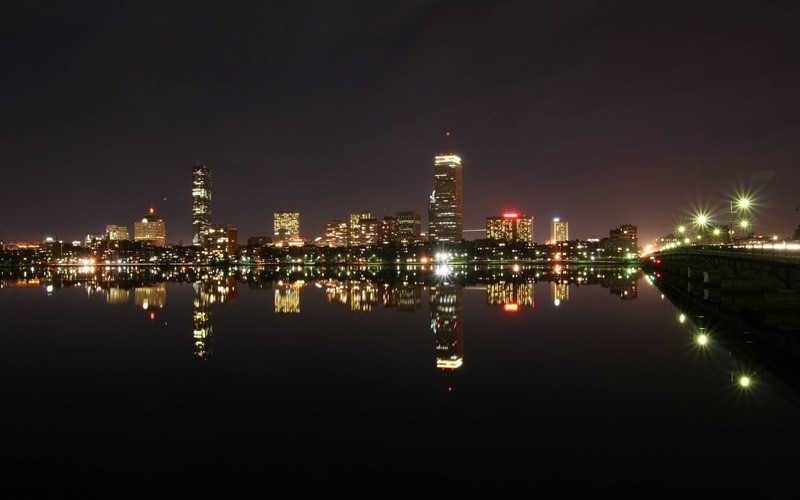 Панорамный вид на городской пейзаж ночью с отражением в воде (бостон, boston, ночь, город, городской пейзаж)