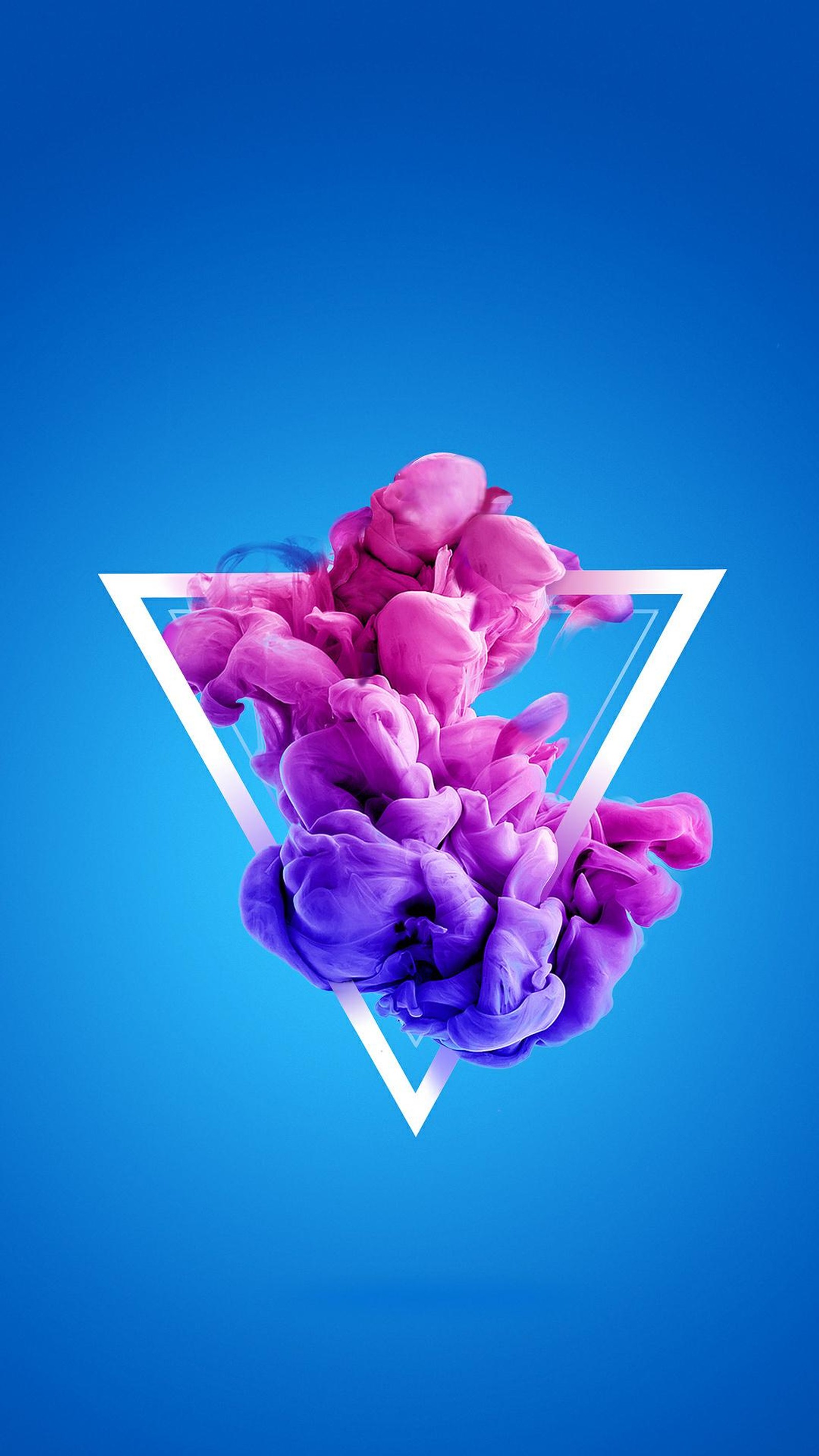 Gros plan d'un liquide violet et bleu dans un triangle (génial, fumée)