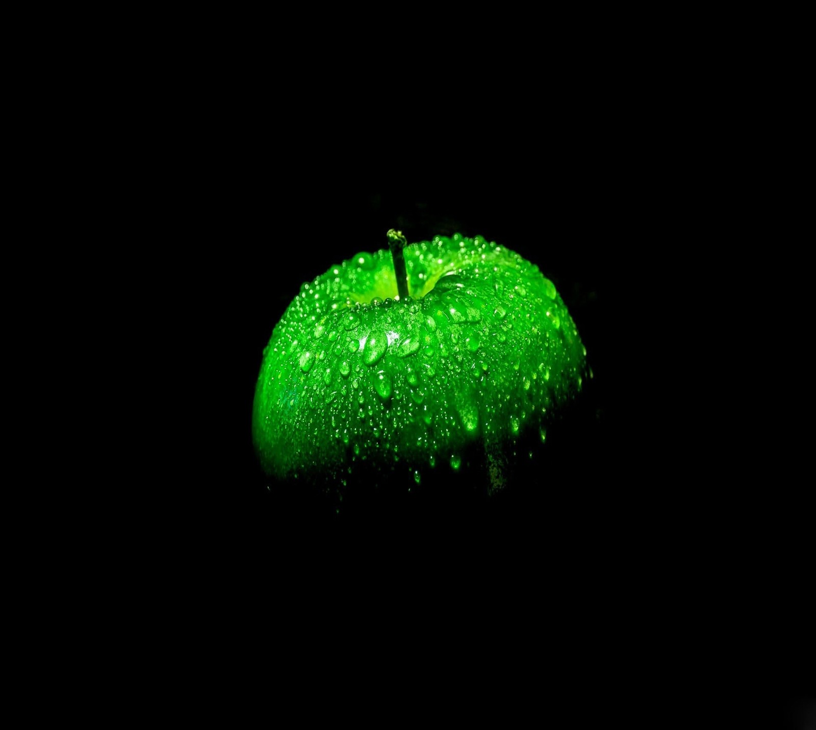 A close up of a green apple with water droplets on it (abej, apple, beograd)