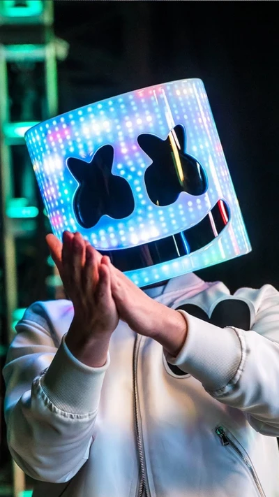 Pequeno Super Marshmello Celebrando no Palco