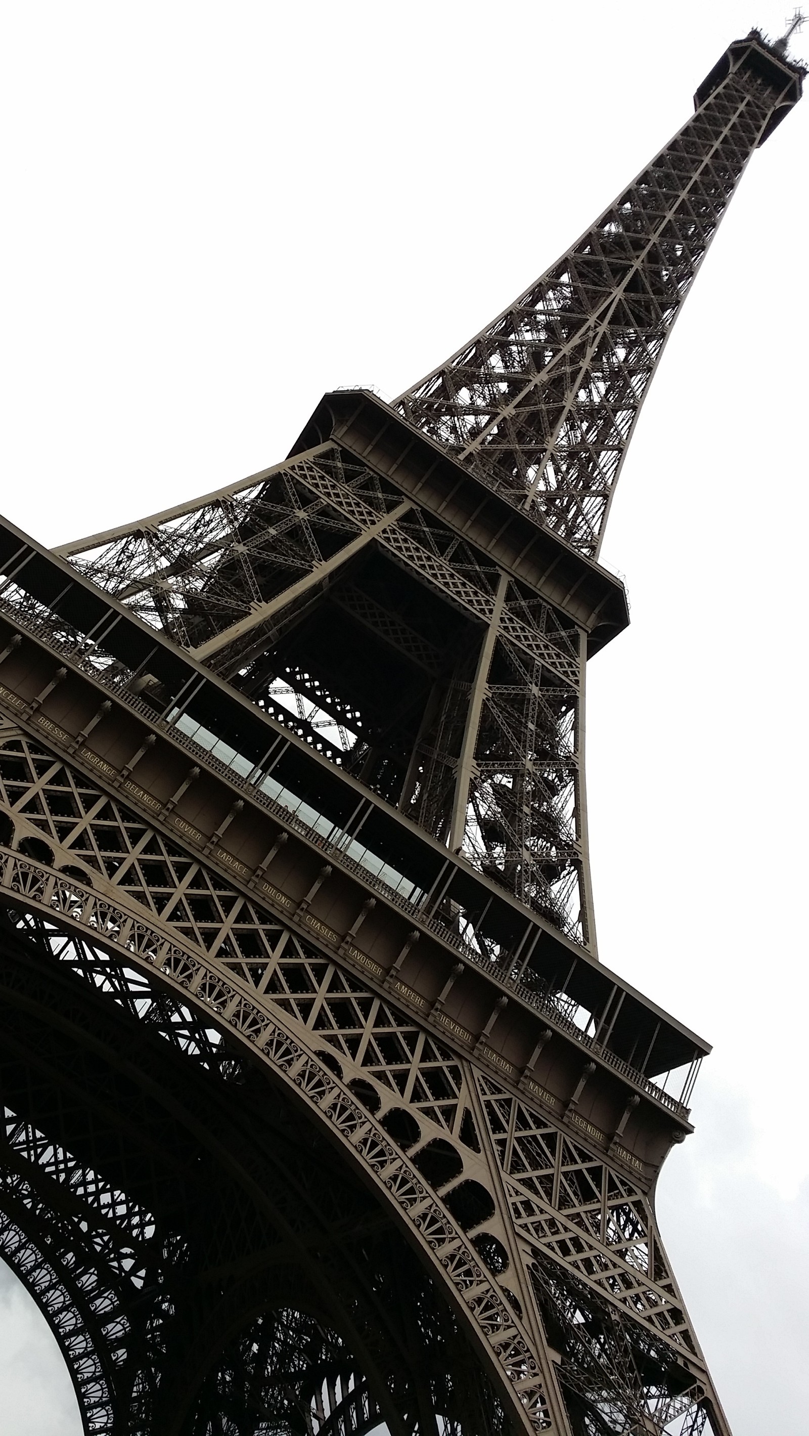 Una vista aérea de la torre eiffel desde abajo (arquitectura, diseños, torre eiffel, parís, paris)