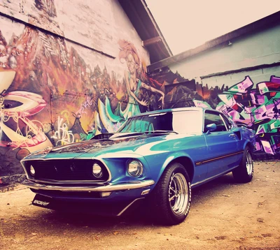 Ford Mustang afinado: Un impresionante coche clásico de músculo contra un vibrante mural urbano