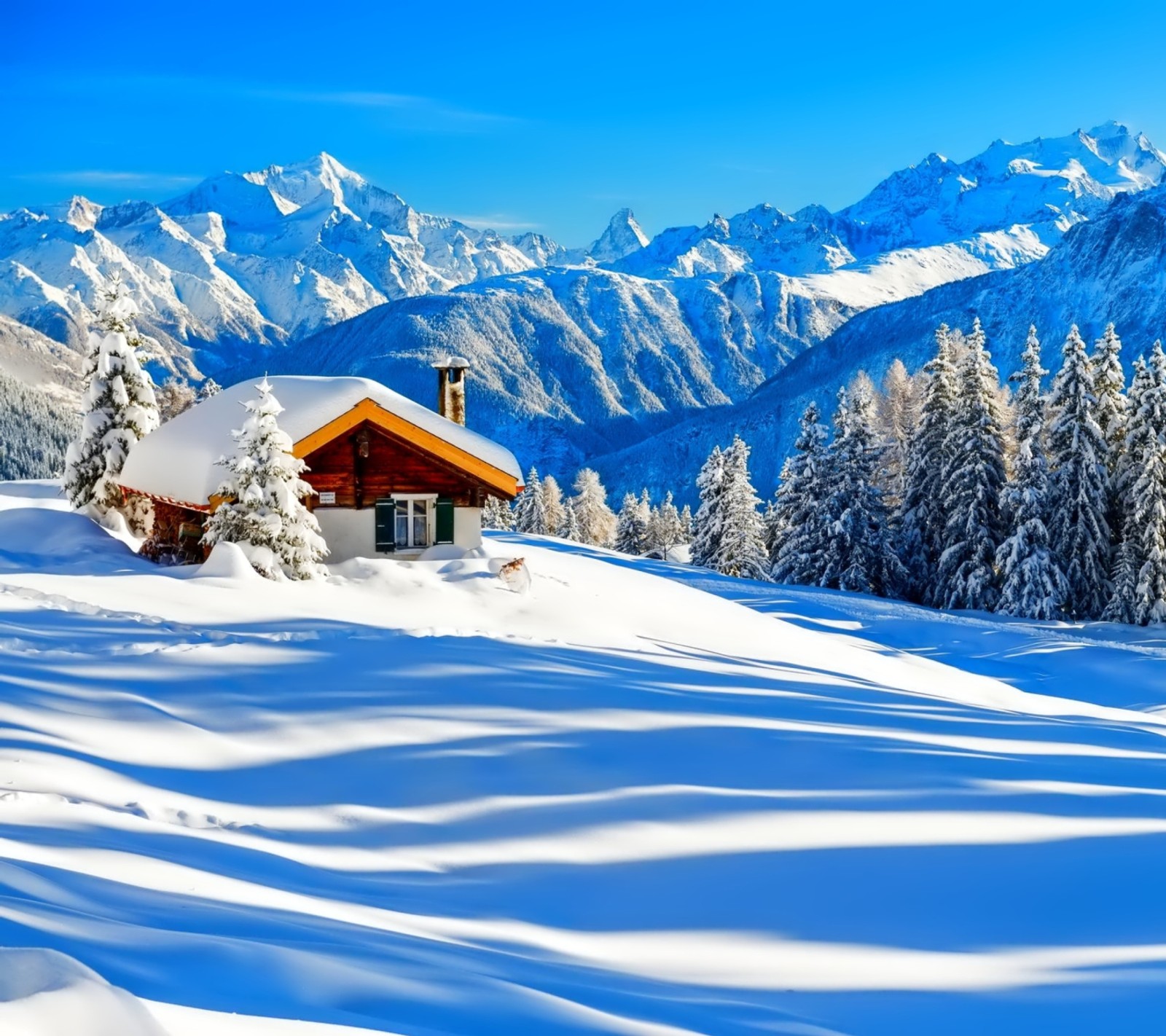 Vue d'un chalet dans la neige avec une montagne en arrière-plan (2016, génial, amour)