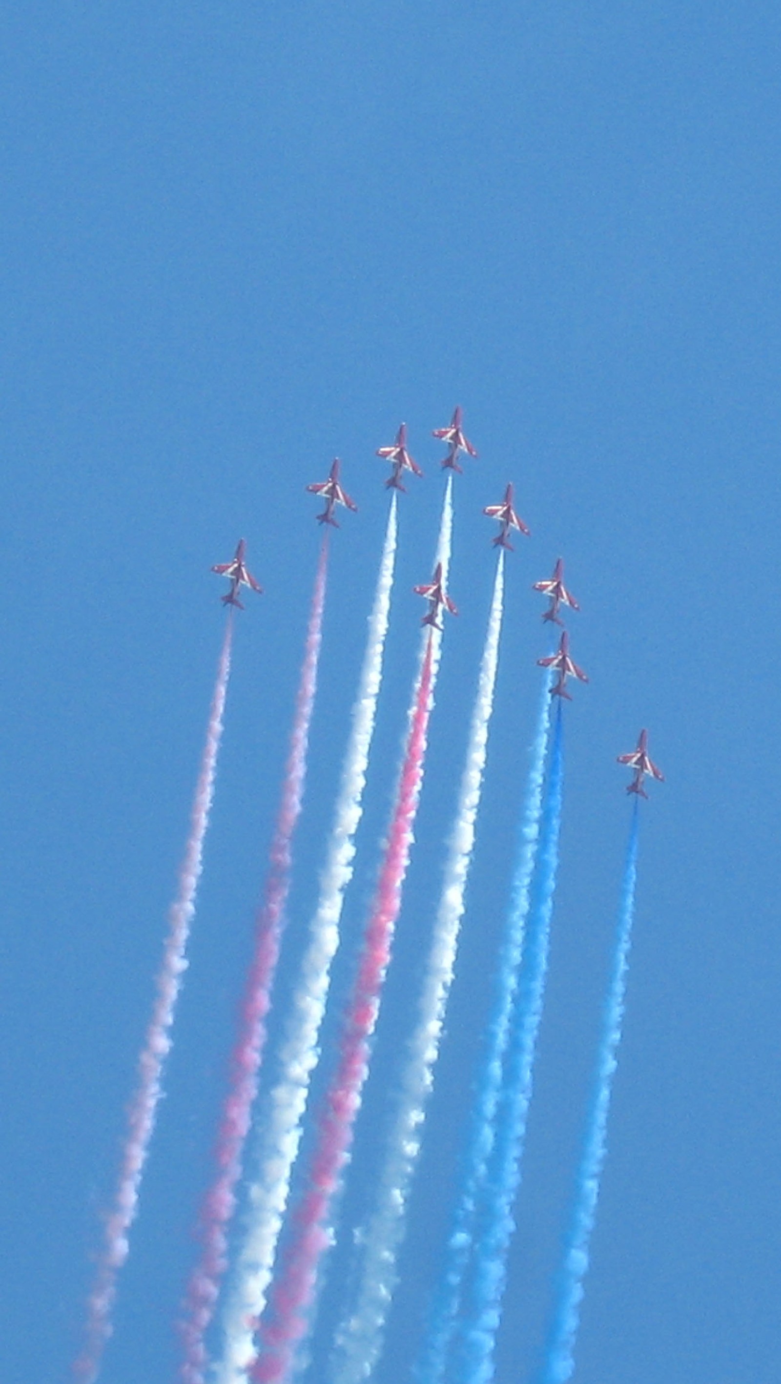 Arafed formation of jets flying in formation in a blue sky (arrows, cool, jet, plane, red)