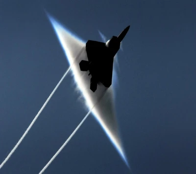 F-22 Raptor franchissant le mur du son avec formation de cône de vapeur