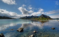 Reflexão serena das montanhas e do céu sobre um lago norueguês