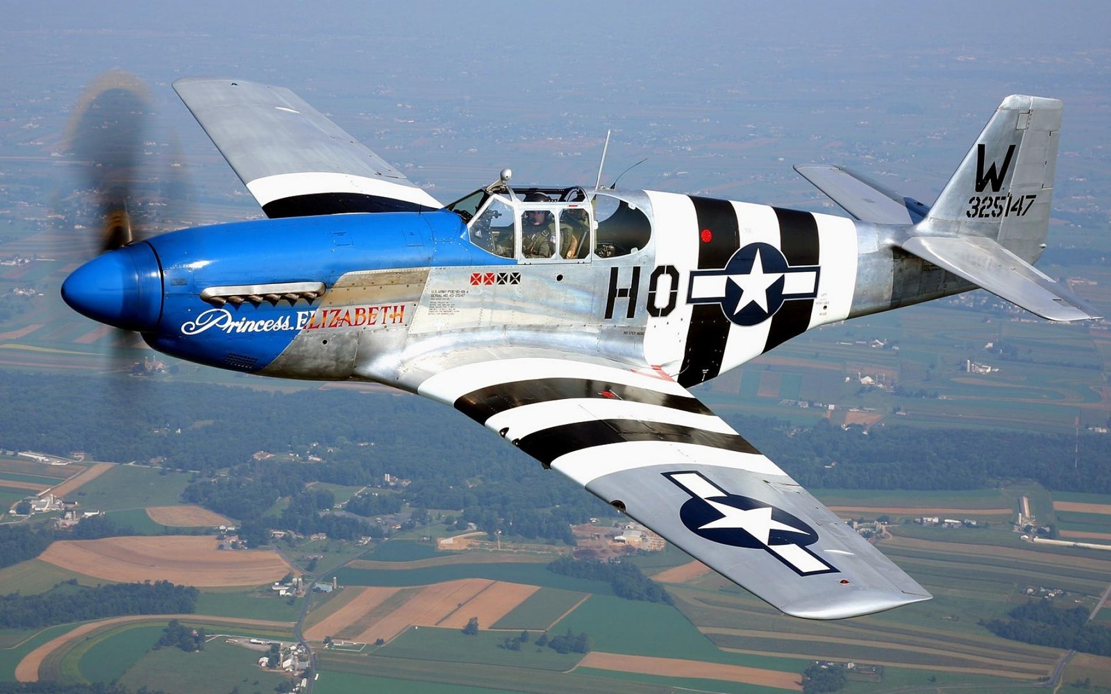 Ein flugzeug fliegt am himmel mit einem propeller. (flugzeug, ford mustang, luftfahrt, propeller, flug)