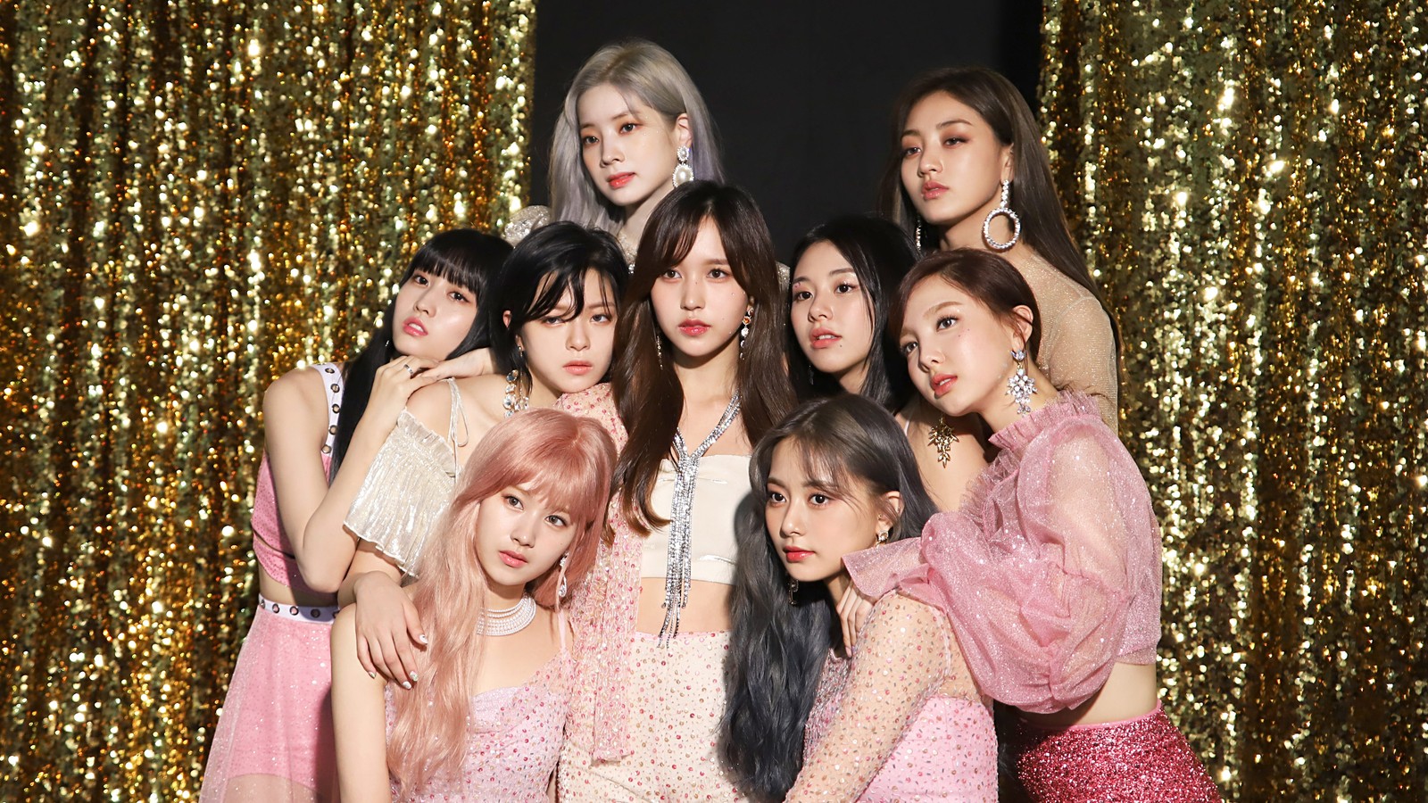 Группа девушек позирует для фотографии перед золотой занавеской (twice kpop, чувствовать себя особенным, 트와이스, k pop, kpop)