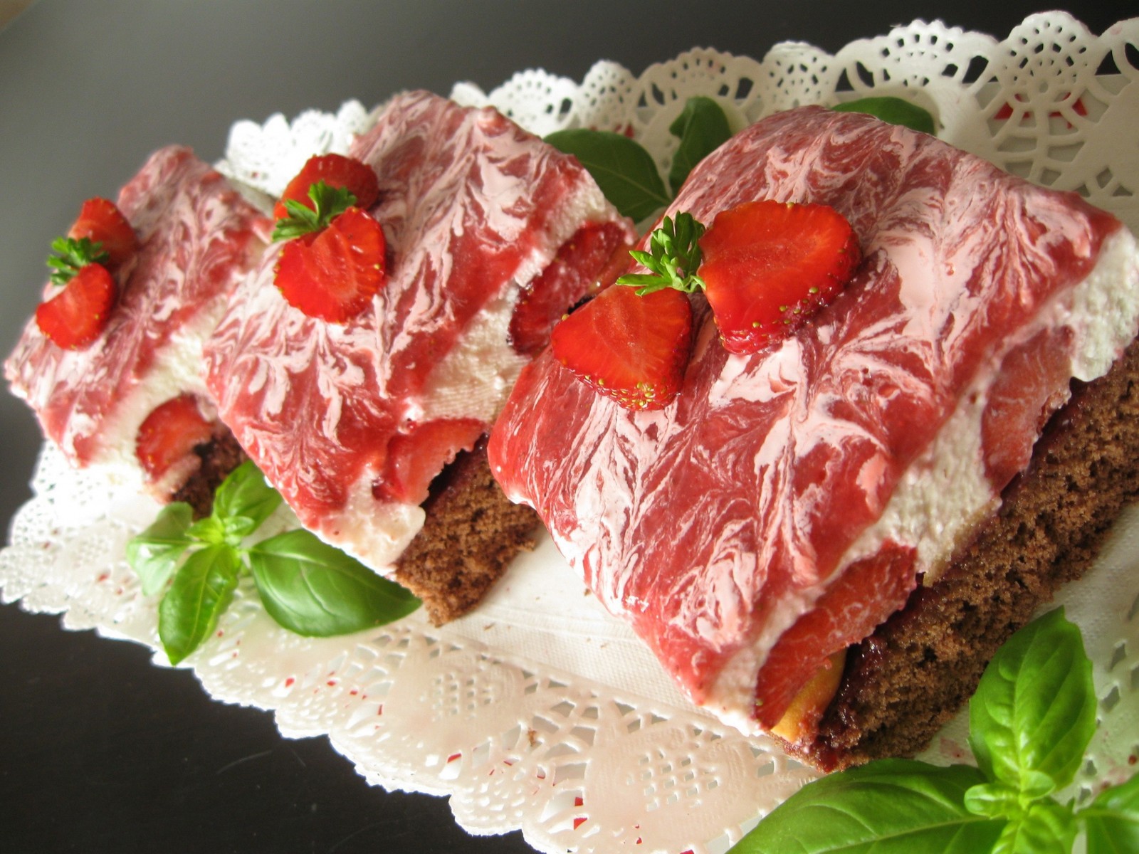 Un morceau de gâteau avec des fraises et de la crème dessus (crème fouettée, fraise, gâteau aux fraises, nourriture, garnitures)