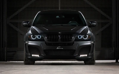 Elegante SUV negro de BMW con faros llamativos, que muestra lujo y rendimiento modernos.