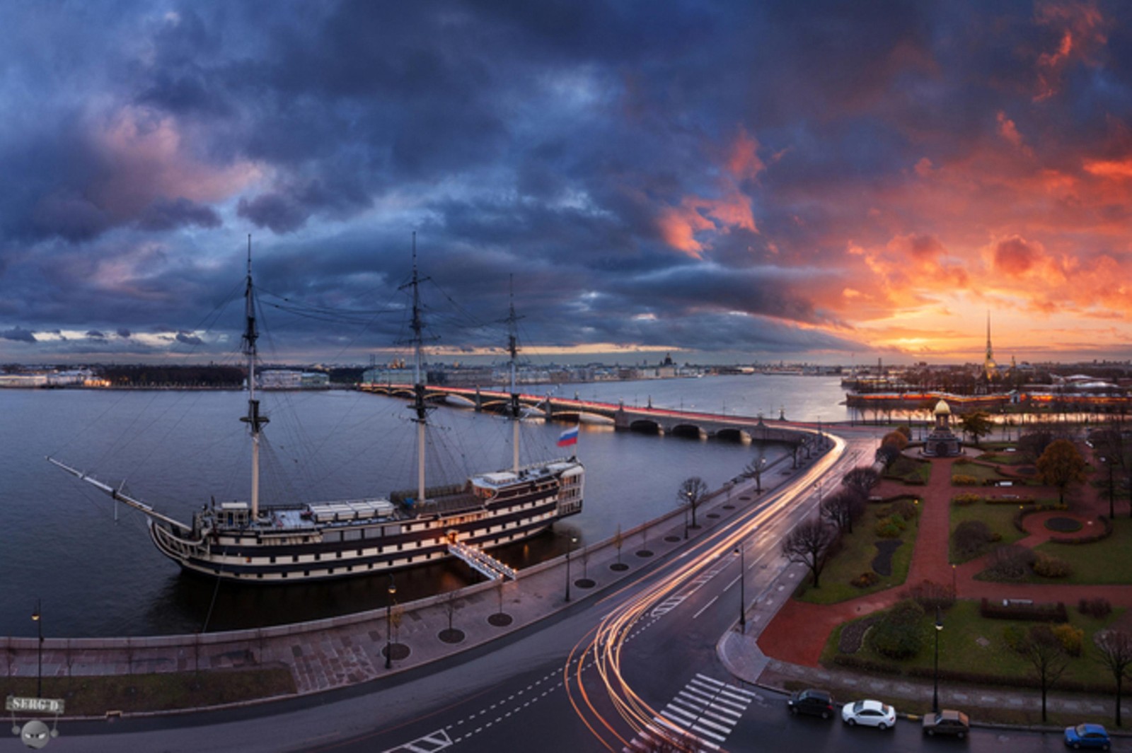 Um navio na água com uma ponte ao fundo (rio neva, marina, nuvem, via navegável, anoitecer)