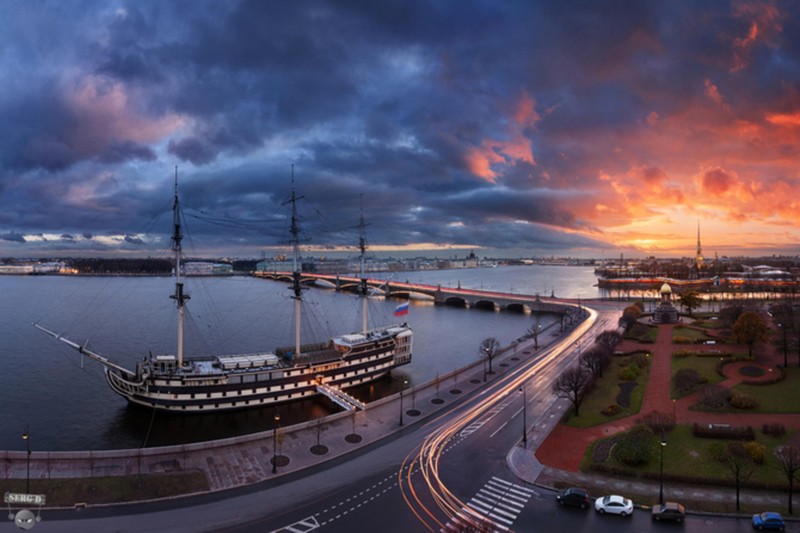 Корабль на воде с мостом на заднем плане (река нева, марина, облако, водный путь, вечер)