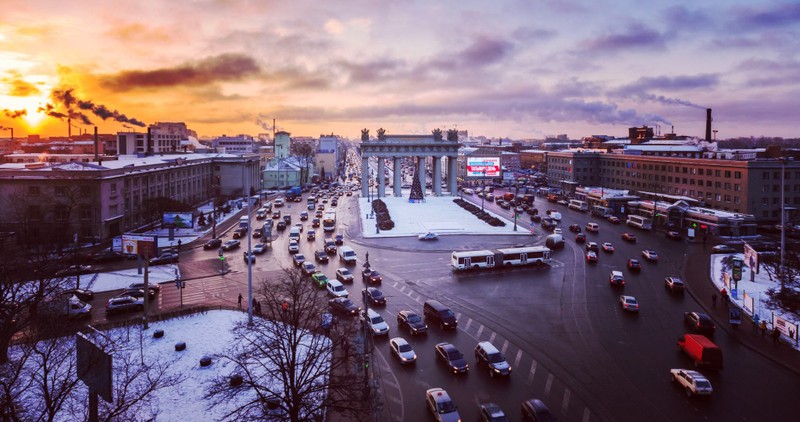 Обзор городской улицы с большим количеством движения (санкт петербург, saint petersburg, город, городская территория, вечер)