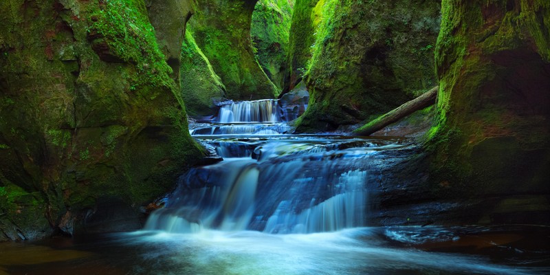 Крупный план водопада в каменистой местности с мхом (finnich glen, река, водопад, поток, зелёный)