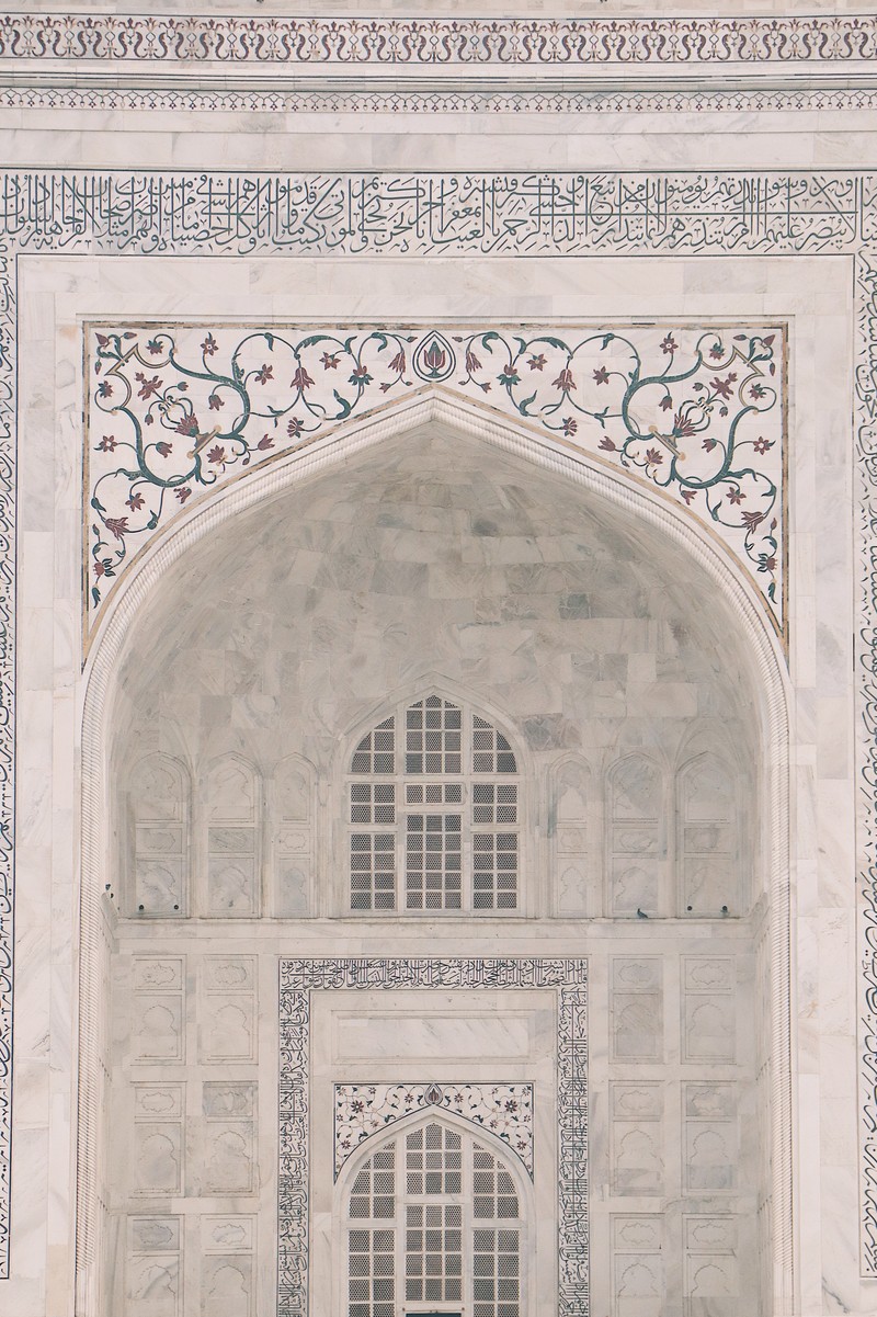 Арафед жирафы стоят перед белым зданием с часами (ф fort агра, agra fort, фасад, средневековая архитектура, триумфальная арка)