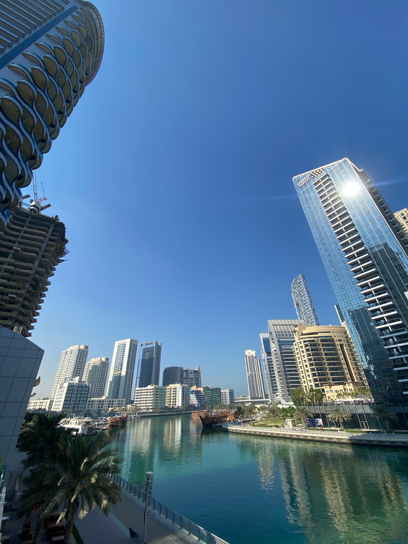 Künstlicher blick auf eine stadt mit einem fluss und einer brücke (dubai, dubai marina, hochhaus, tageszeit, stadt)