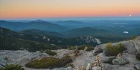 Lever de soleil sur les crêtes montagneuses dans le parc national de la nature sauvage