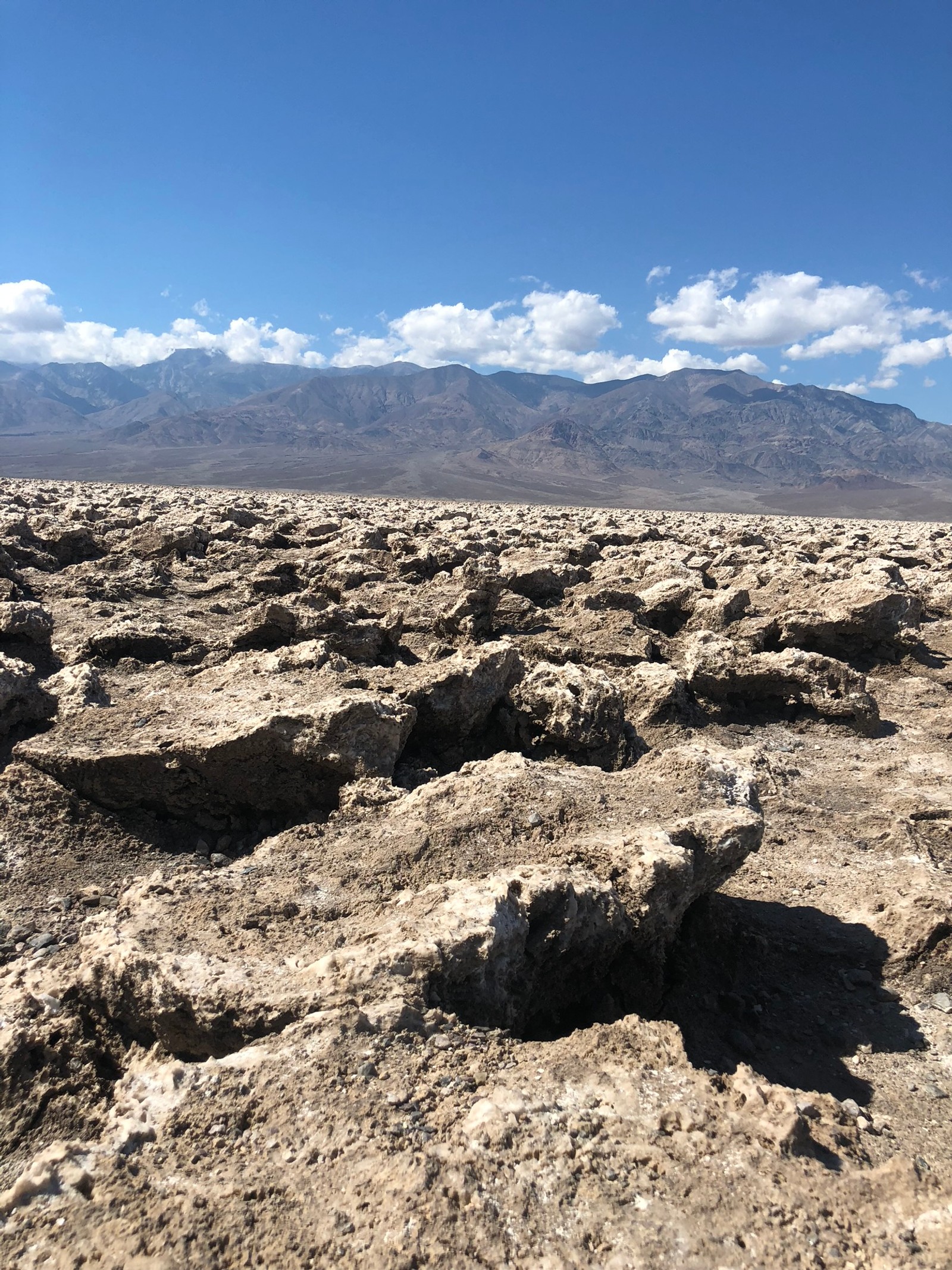 Paisaje desértico con rocas y montañas a lo lejos (ee uu, usa, nevada, valle de la muerte, parque nacional de la valle de la muerte)