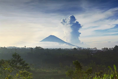 Serenidade matinal no Monte Agung: Um majestoso estratovulcão sob um céu nublado