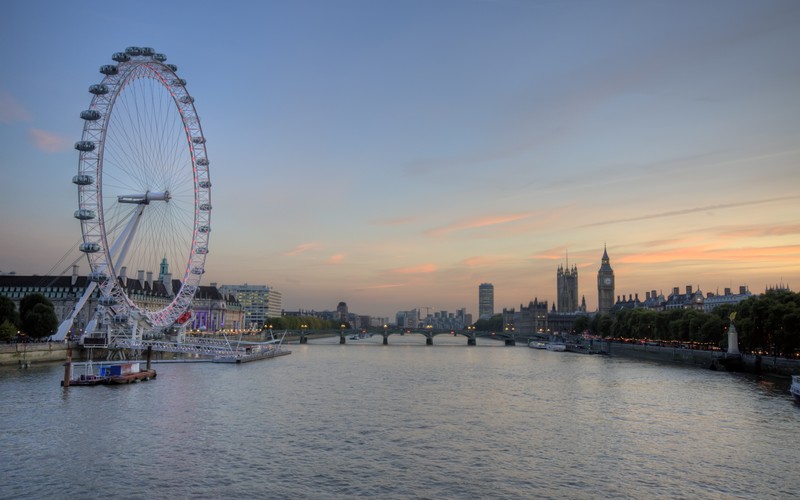 Вид на колесо обозрения на реке темза на закате (лондонский глаз, london eye, биг бен, big ben, река темза)