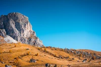 Majestätische Klippe mit Blick auf die herbstliche Landschaft unter einem klaren blauen Himmel