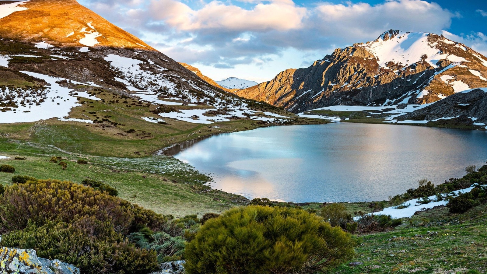 A close up of a mountain with a lake in the middle (mountainous landforms, mountain, natural landscape, nature, tarn)