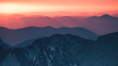 Majestätische Gebirgskette bei Sonnenuntergang