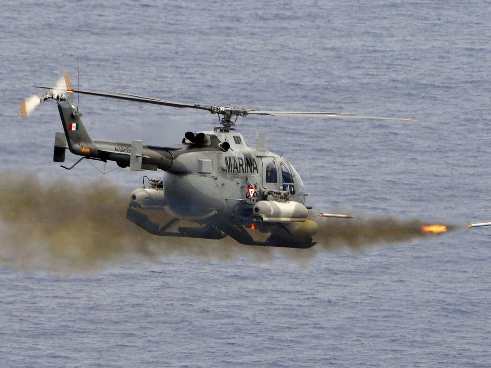 Helicóptero árabe voando sobre o oceano com fogo saindo dele (helicóptero militar, helicóptero de ataque, força aérea, aviação, rotor de helicóptero)