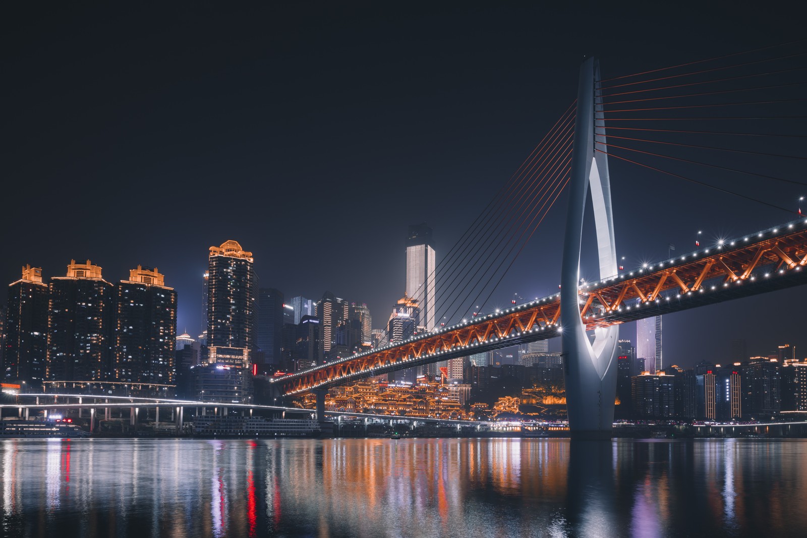 Descargar fondo de pantalla ciudad, paisaje urbano, noche, puente, puente atirantado