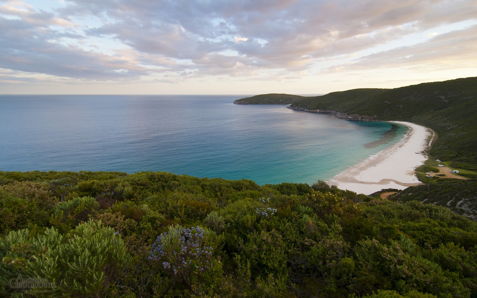 Vista árabe de uma praia e um corpo de água de uma colina (costa, cabo, mar, formas costeiras e oceânicas, baía)