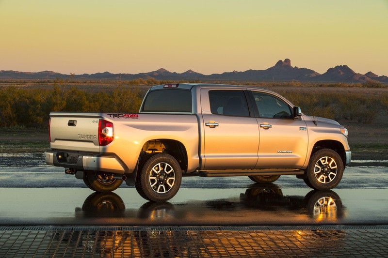 Близкий план серебряного грузовика, припаркованного на мокрой поверхности (toyota, пикап, машина, грузовик, автомобильный экстерьер)