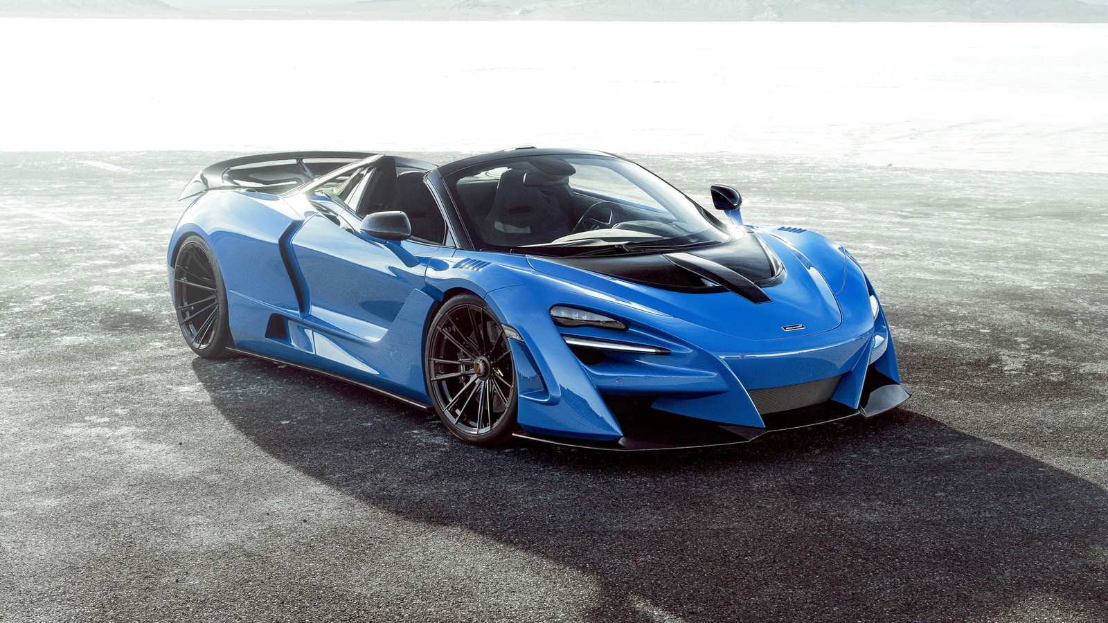 Eine nahaufnahme eines blauen sportwagens, der auf einem parkplatz steht (mclaren automotive, mclaren, sportwagen, autos, mclaren senna)