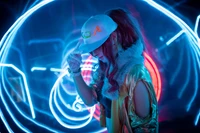 Cosplay KDA Akali dans des lumières néon