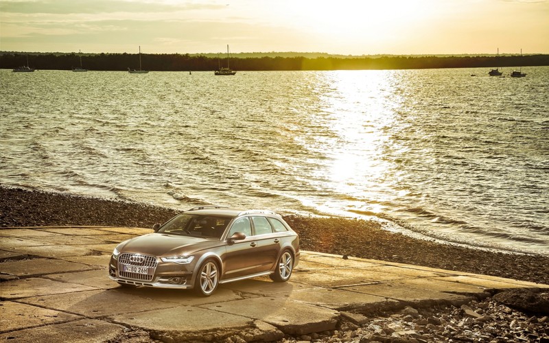 Коричневый ауди припаркован на каменной дорожке у воды (ауди кватро, audi quattro, audi, автомобильный дизайн, ауди а3)