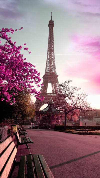 Eiffelturm, eingebettet zwischen Bäumen und Blüten in Paris bei Sonnenuntergang