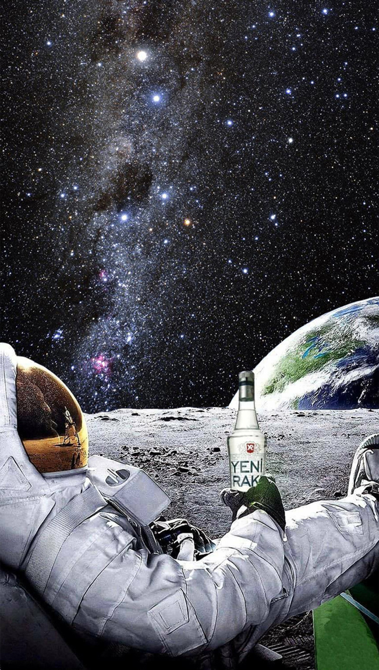 Astronauta no espaço com uma garrafa de cerveja e a terra ao fundo (espaço, uzay, yeni raki)