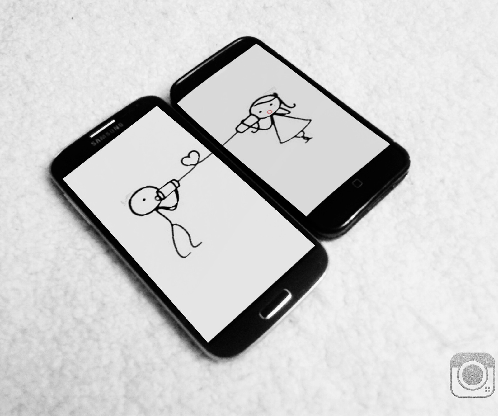 Deux téléphones avec un dessin d'un homme et d'une femme dessus (mignon, dessin, cœur, amour, téléphone)