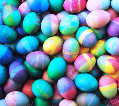 Oeufs de Pâques colorés dans des motifs vibrants