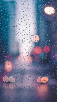 Gouttes de pluie sur verre avec lumières urbaines nocturnes