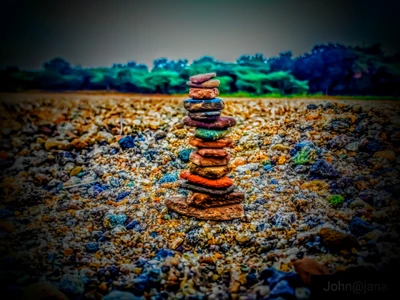 Pierres empilées vibrantes sur un paysage de galets