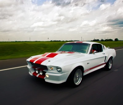 Desata tu necesidad de velocidad: Mustang clásico en movimiento