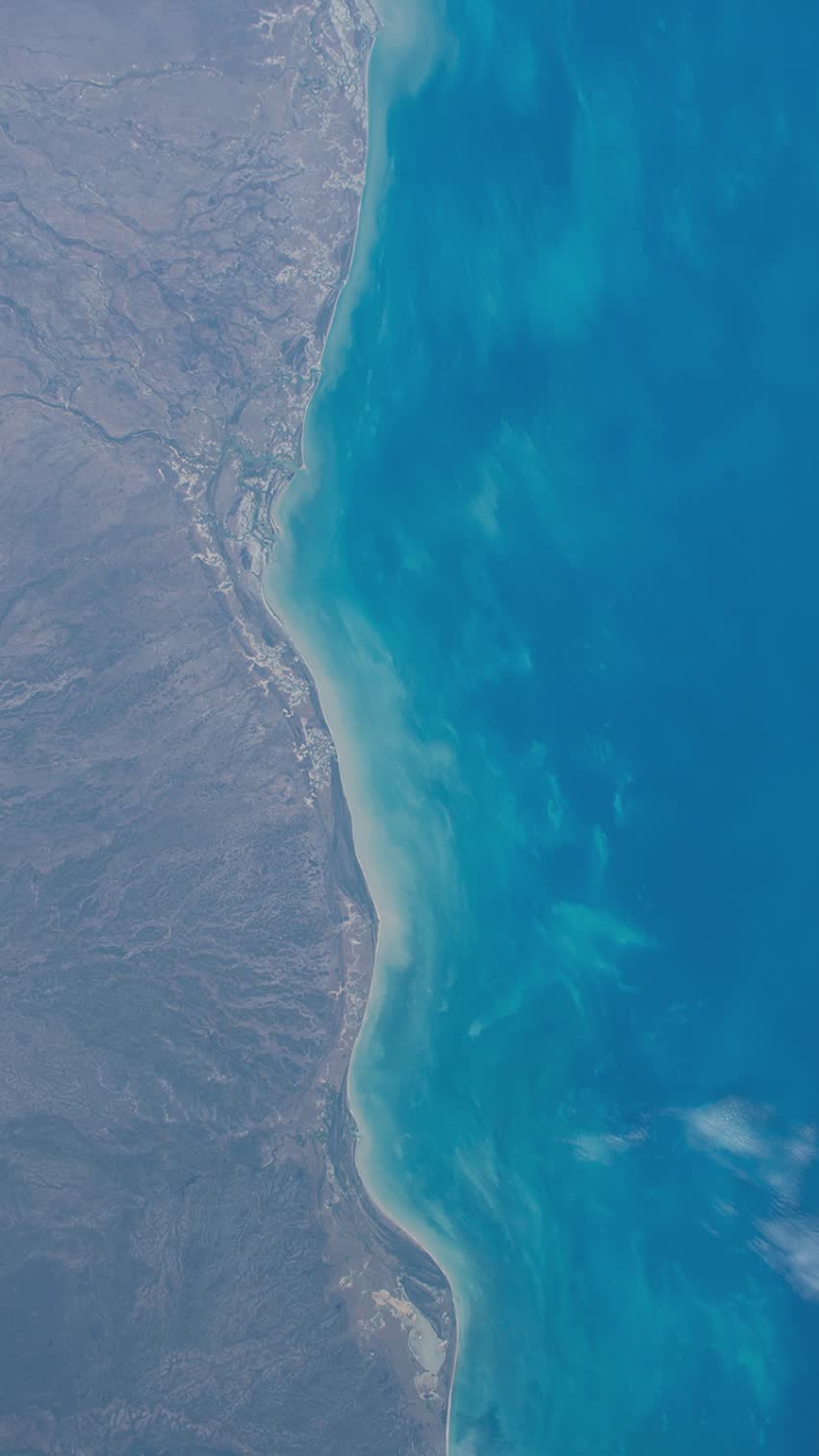 Vista aérea de um corpo de água azul com uma linha branca (mar, água)